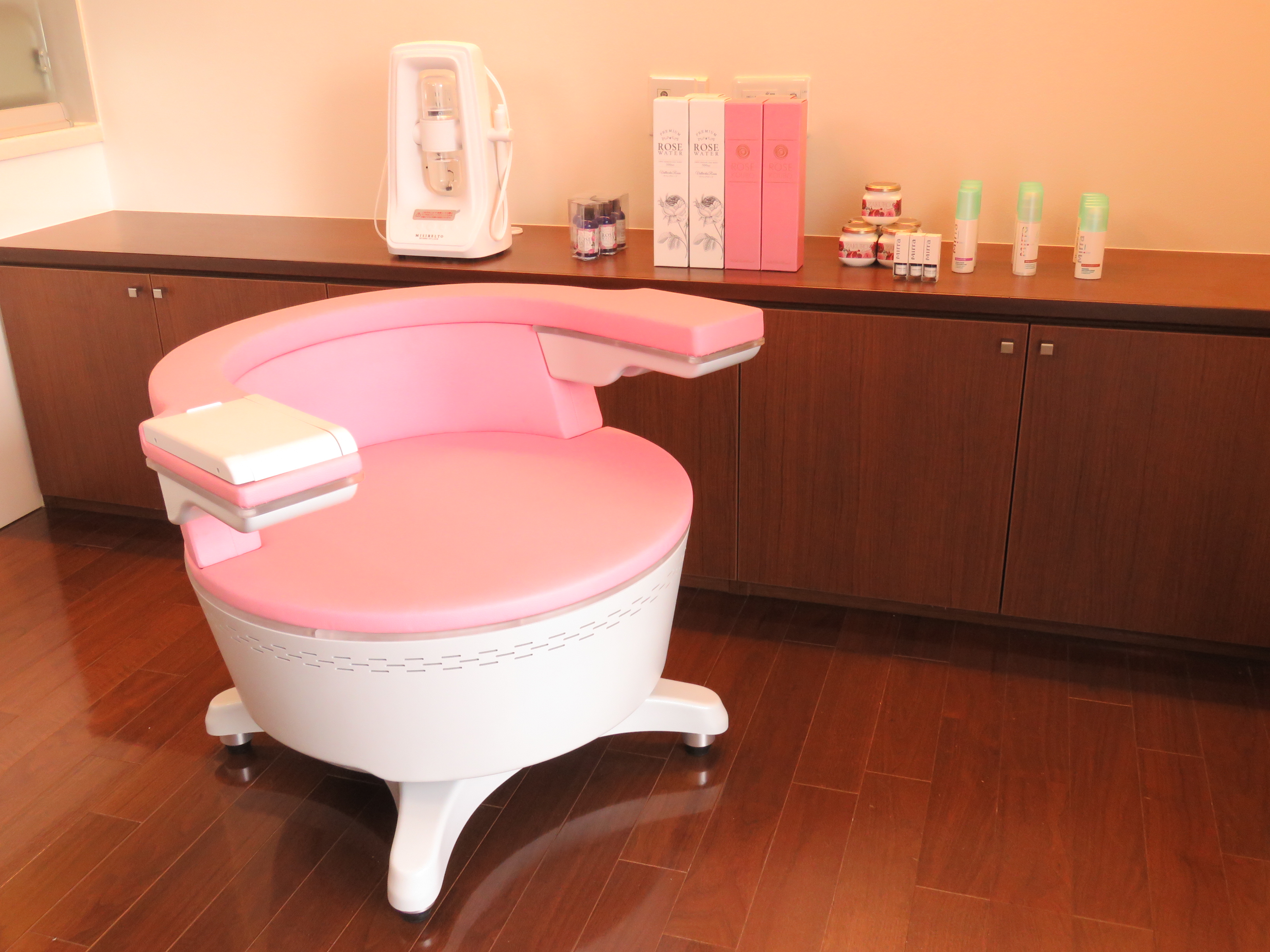 高級いちご『桃薫』のご紹介：①桃のような甘く芳醇な香り ②果実はやわらかく切り口は白 ③生産量が少なく、大変希少性が高い